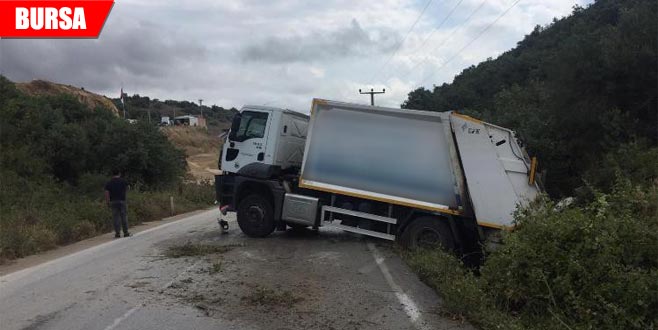 Çöp kamyonu tarlaya girdi