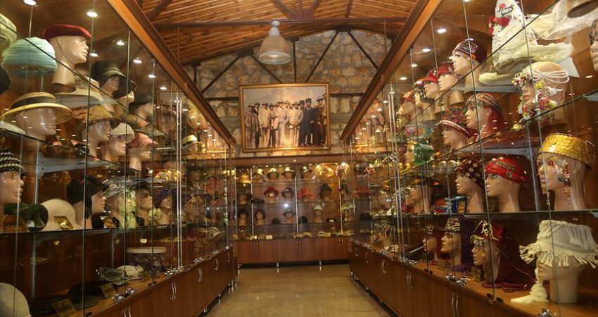Kastamonu Şapka Müzesi’ne yoğun ilgi Kastamonu'daki Şapka Müzesi'nde, Hunlardan bugüne, aralarında ünlü isimlerin kullandıklarının da