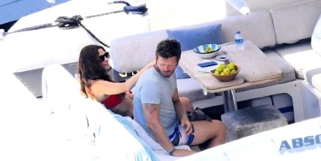 Kıvanç Tatlıtuğ ve Başak Dizer, lüks teknelerinde tatil yapıyor