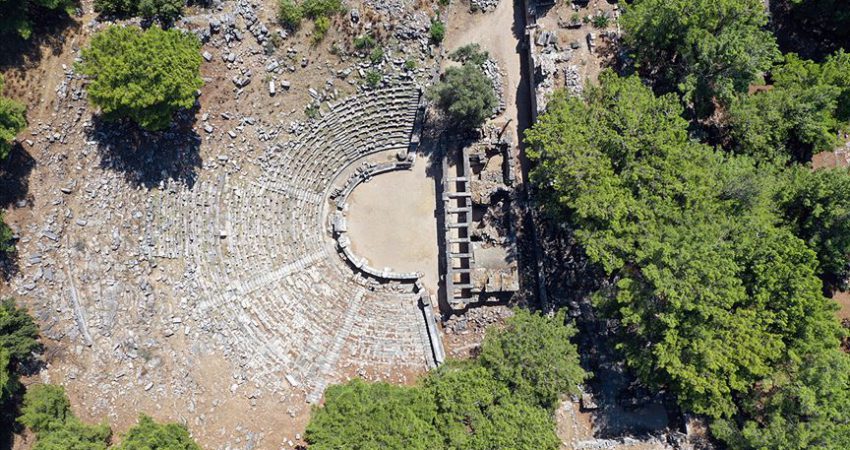 ‘Anadolu’nun Pompeisi’nde Zeus Tapınağı’nın izleri araştırılıyor Aydın'ın Söke'de bulunan, "Anadolu'nun Pompeisi" olarak bilinen Priene Antik Kenti'nde