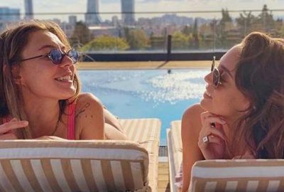 Ünlü dostların havuz keyfi