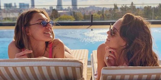 Ünlü dostların havuz keyfi