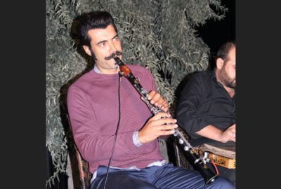 Ünlü oyuncudan klarnet solo