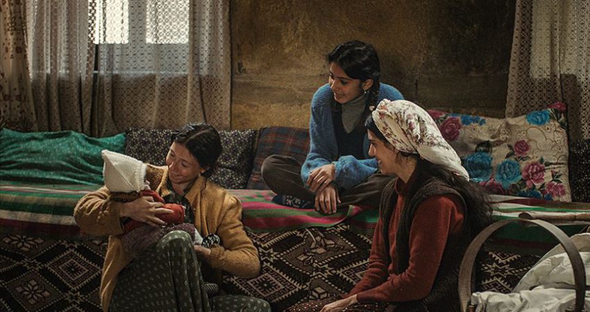 ‘Kız Kardeşler’ Saraybosna’da izleyiciyle buluştu Bosna Hersek'te düzenlenen 25. Saraybosna Film Festivali'nde uzun metraj film