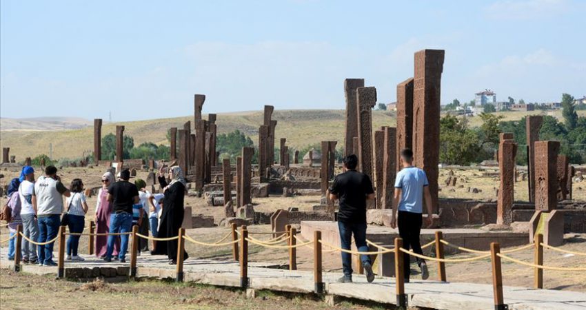 Selçuklu Meydan Mezarlığı’nda ‘Malazgirt’ bereketi Bitlis'in Ahlat ilçesindeki dünyanın en büyük Türk İslam mezarlığı olan