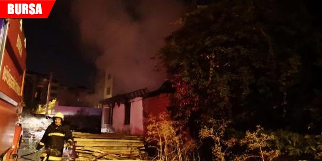 Annesine kızıp evi ateşe verdi