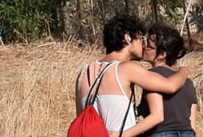 Bursalı oyuncu, genç sevgilisiyle öpüşürken yakalandı!