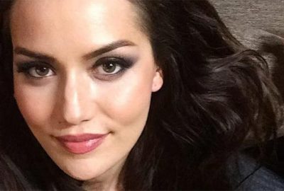 Fahriye Evcen’in bornozlu fotoğrafına beğeni yağdı