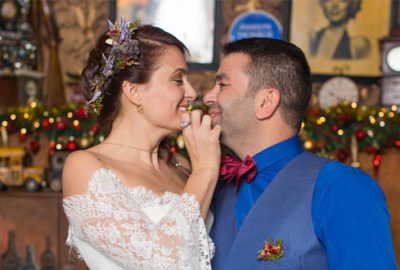 Bursalı oyuncudan dudak dudağa doğum günü kutlaması