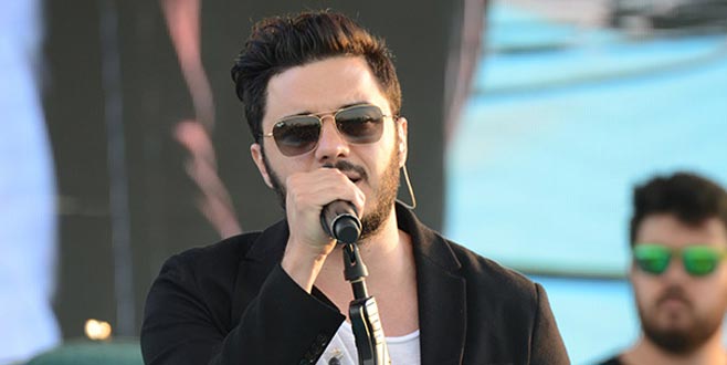 Genç şarkıcıya büyük tepki! Eline geçirdiklerini sahneye attılar