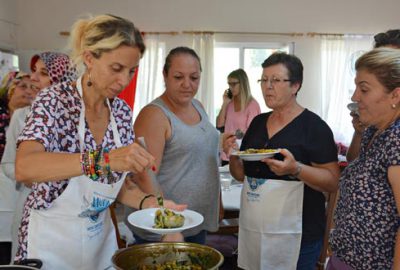 Ünlü şarkıcı Bursalı kadınlarla yemek yaptı