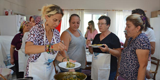 Ünlü şarkıcı Bursalı kadınlarla yemek yaptı