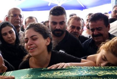 Ünlü müzisyen, şarkısı eşliğinde son yolculuğuna uğurlandı