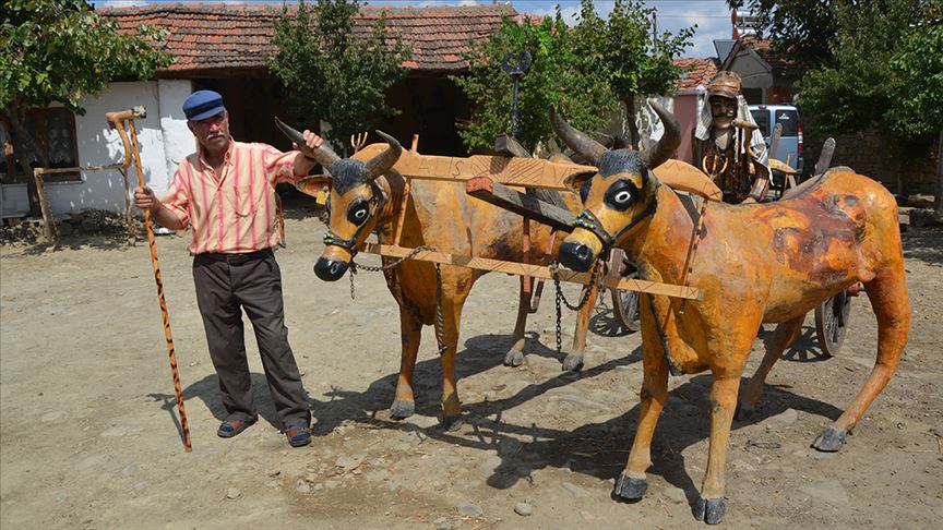 Kütük ve ağaç dallarını heykele dönüştürüyor Kütük ve ağaç dallarını heykele dönüştürüyor