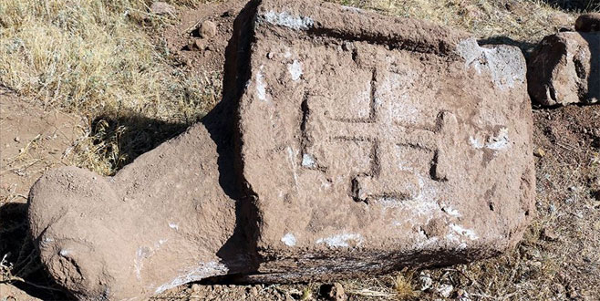 Çukur kapatmak isterken tarihi Türk tamgaları buldular Erzurum'da belediyenin bir çukuru kapatmak için iş makinesi ile toprak