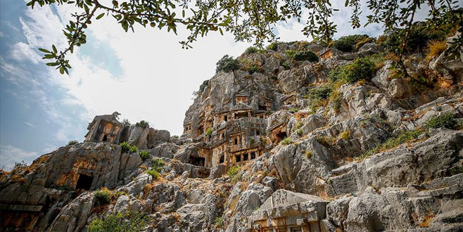 Demre’de tarım alanlarının altında tarih yatıyor Antalya'da, Roma döneminden kalma 11 bin kişilik tiyatronun ve klasik