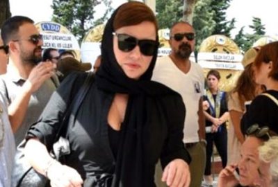 Mini elbisesiyle cenaze törenine katılan Deniz Seki’ye tepki yağdı