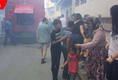 Odunlukta çıkan yangın mahalleyi sokağa döktü