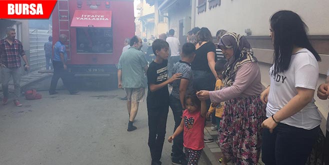 Odunlukta çıkan yangın mahalleyi sokağa döktü