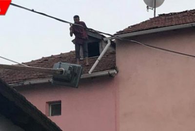 Elinde baltayla çatıya çıkan adam aşağı düştü