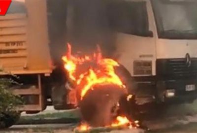 Park halindeki kamyon alev alev yandı