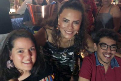 Engelli ikizler için söyledi