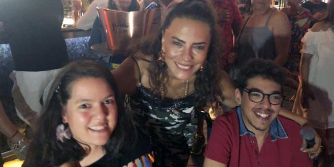 Engelli ikizler için söyledi