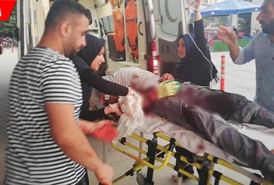 Taşıdığı camlar üzerine devrilince ağır yaralandı