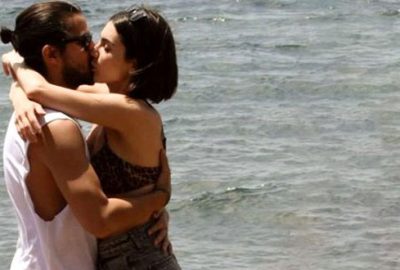 Güzel oyuncu, denizde sevgilisini öpücüklere boğdu