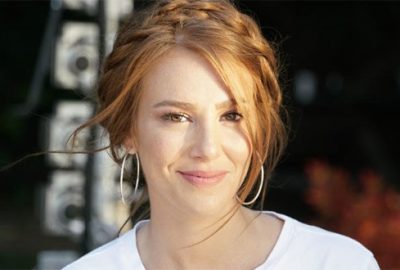 Arkadaşının düğününde kendini piste atan Elçin, kurtlarını döktü