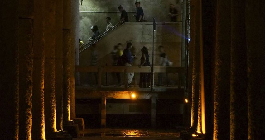 Görkemli sütunları, gizemli heykelleriyle Yerebatan Sarnıcı İstanbul'un en çok ziyaretçi ağırlayan tarihi mekanlarından Yerebatan Sarnıcı, 9
