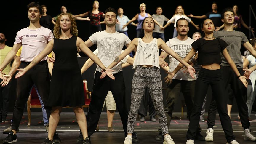 ‘Lüküs Hayat’ ilk kez Devlet Tiyatroları sahnesinde