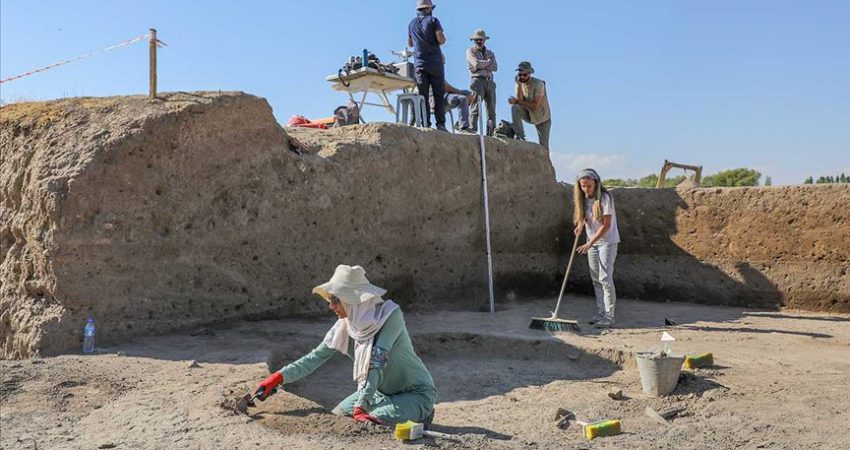 Van’da 5 bin yıl öncesine ait yapılar bulundu Kültür ve Turizm Bakanlığının izniyle Van Kalesi'nin kuzeyindeki höyükte yürütülen