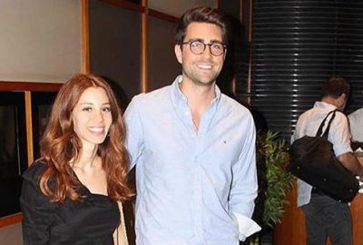 Sevgilisini o giydiriyor