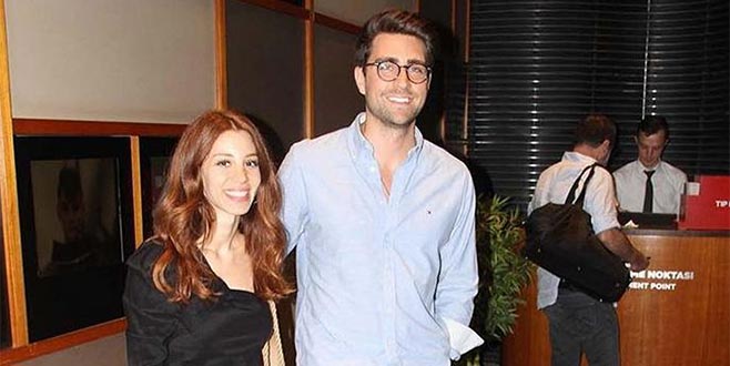 Sevgilisini o giydiriyor