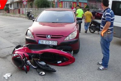 Motosikletiyle otomobilin altına girdi