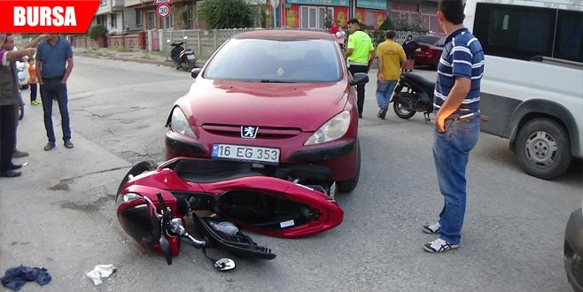 Motosikletiyle otomobilin altına girdi