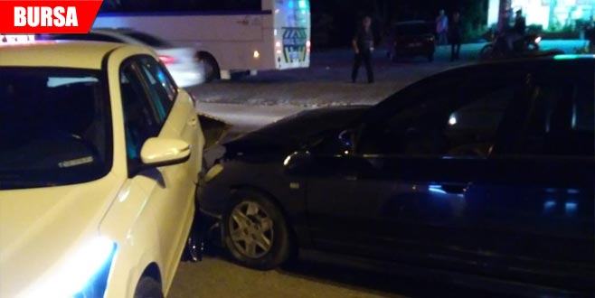 İki otomobile çarparak durabildi: 1 yaralı İki otomobile çarparak durabildi: 1 yaralı
