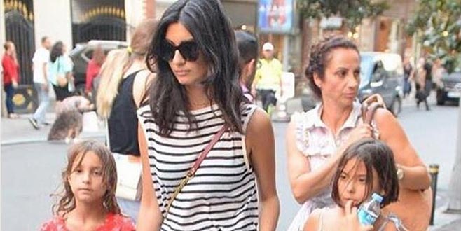 Kızlarıyla baş başa