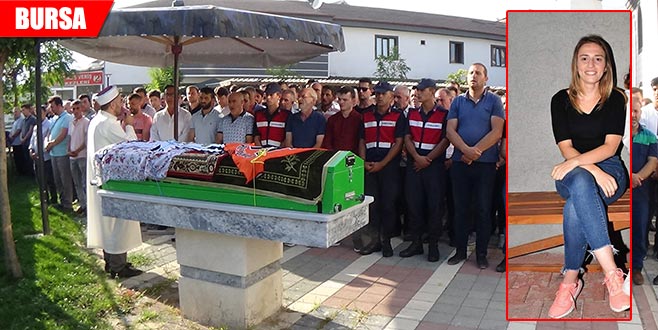 Üniversiteli Burcu gözyaşları arasında toprağa verildi Üniversiteli Burcu gözyaşları arasında toprağa verildi