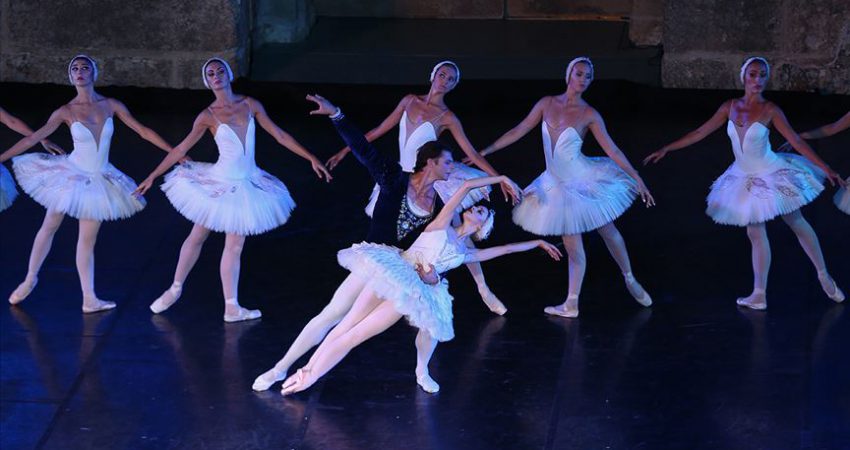 Aspendos Siegfried ile Odette’nin aşkına şahitlik etti Çaykovski'nin ölümsüz eseri "Kuğu Gölü", 26. Antalya Uluslararası Aspendos Opera