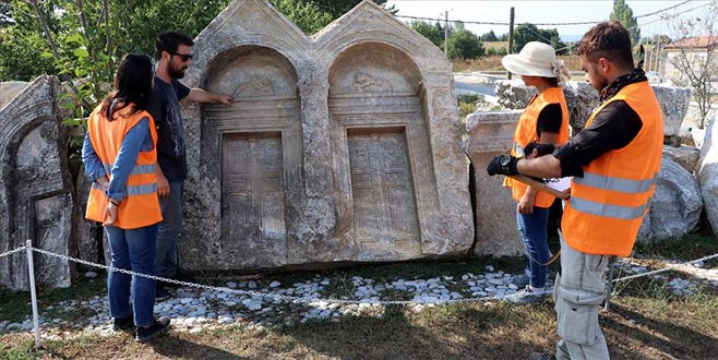 Romalılar acılarını şiirlerle mezar taşlarına kazımış Romalılar acılarını şiirlerle mezar taşlarına kazımış