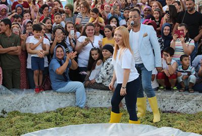 Çizmeyi giydi üzüm suyu çıkardı   