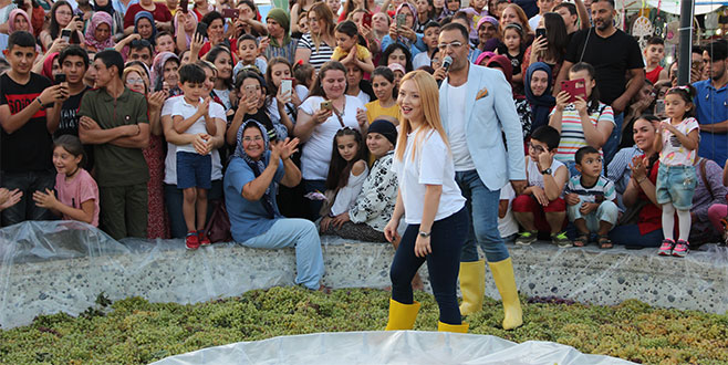 Çizmeyi giydi üzüm suyu çıkardı   