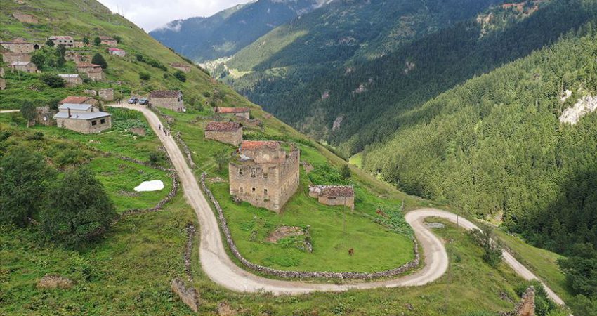 Santa Harabeleri ziyaretçilerini bekliyor Trabzon-Gümüşhane sınırında yer alan Santa Harabeleri, taştan inşa edilen tek