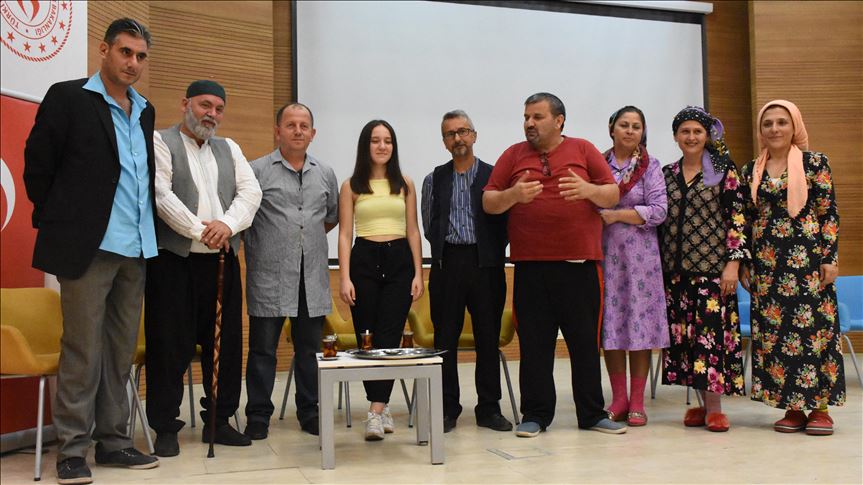 İhtiyaç sahiplerine tiyatroyla destek oluyorlar İhtiyaç sahiplerine tiyatroyla destek oluyorlar