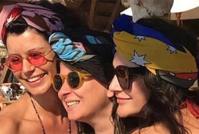 Arkadaşlarıyla tatilde