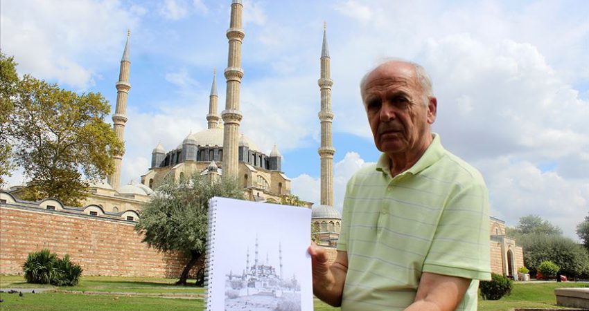 Kara kalem ustası ressam payitahtlar arasında mekik dokuyor Ressam Tevfik Ayta, Osmanlı başkentlerini kara kalem resimlerle çizdiği bir