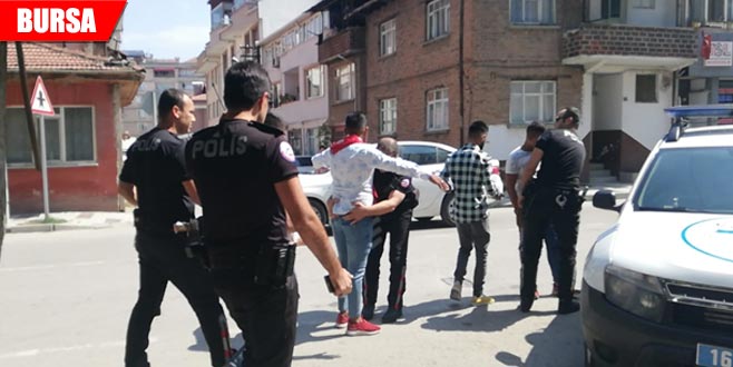 ‘Asker uğurlama bahanesi’yle para toplamışlar: 4 gözaltı ‘Asker uğurlama bahanesi’yle para toplamışlar: 4 gözaltı