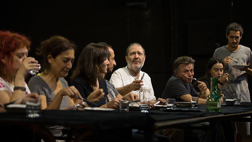 Sessiz sinema tadında ‘düğün yemeği’ DT sahnesinde